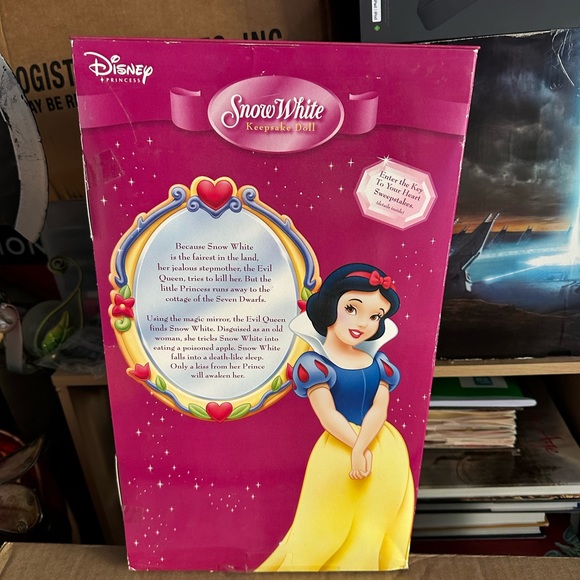 Disney Porcelain Doll Snow White - Picture 5 of 5